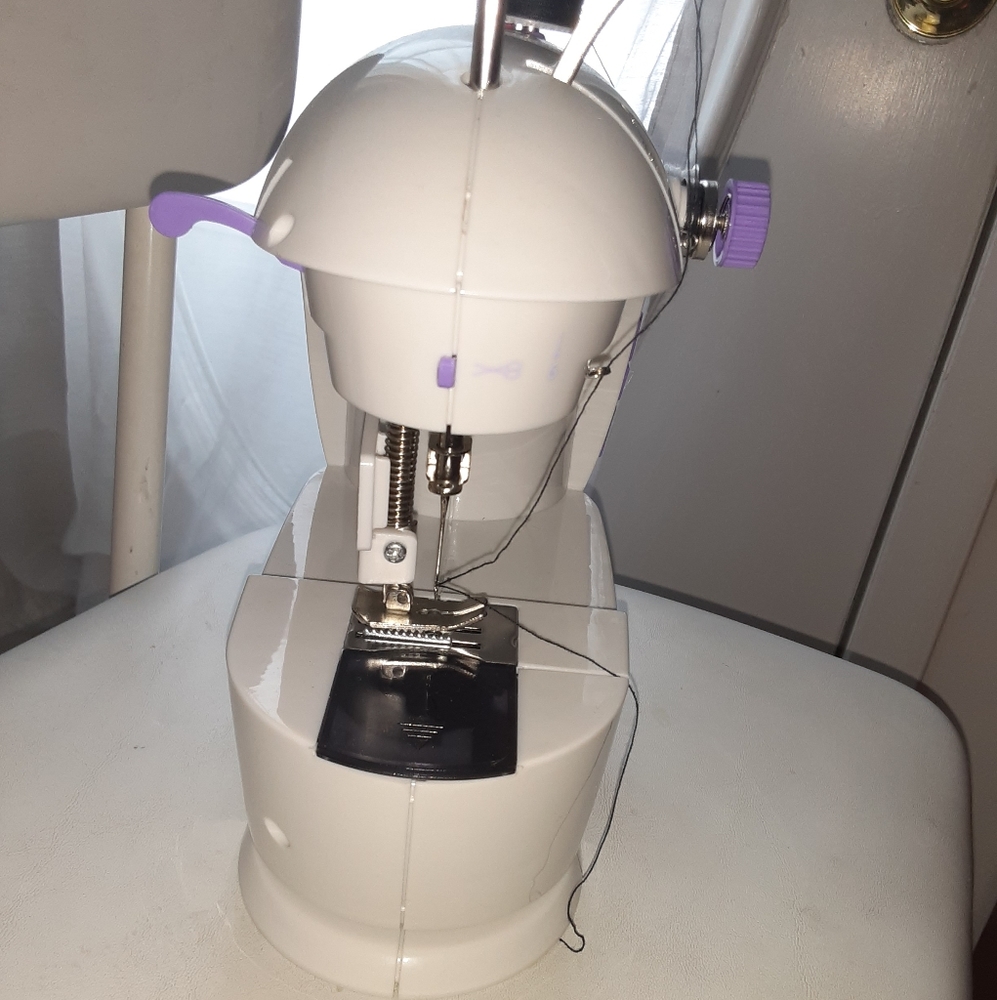 Sewing machine - Picture 4 of 4